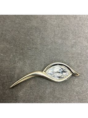 Silver tone rhinestone gem jewelled pin brooch